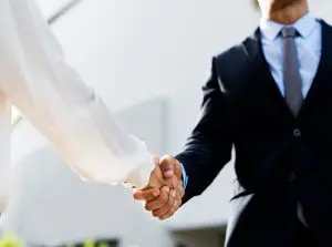 Handschlag zum erfolgreichen Abschluss der Personalberatung
