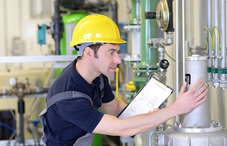 Ingenieur im Anlagenbau bei der Prüfung