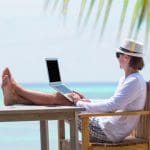 digitaler Nomade am Strand-Arbeitsplatz