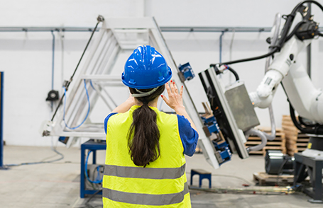 Ingenieurin testet automatisierte Anlage per Simulation