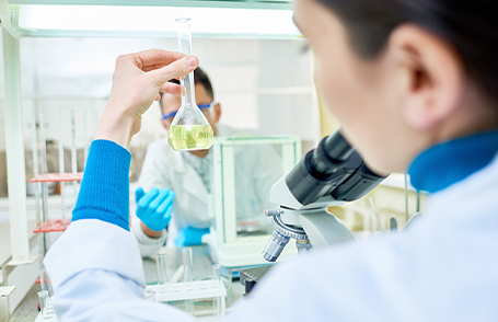 Personalberatung Chemie: Ingenieur im Labor