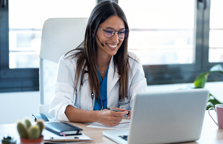 Personalberatung für das Gesundheitswesen - Experten für digitale Anwendungen gesuchtEngineer testing a robotic production simulator in robotics research facility Personalberatung für das Gesundheitswesen