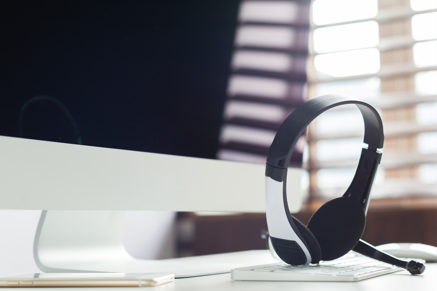 Direktansprache von potenziellen Kandidatenphone and laptop in call center Direktansprache von potenziellen Kandidaten