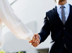 Handschlag zum erfolgreichen Abschluss der Personalberatung