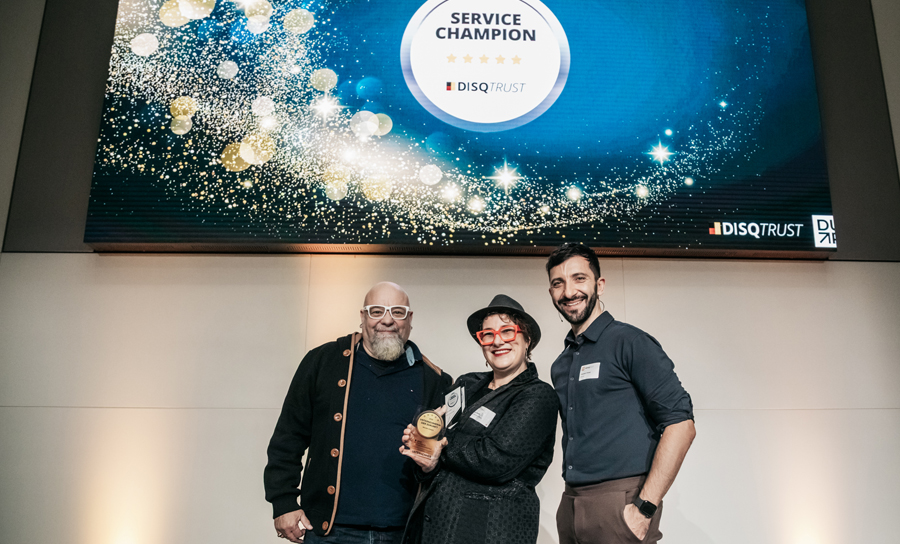 Nicole Osbelt wird als Service Champion ausgezeichnet